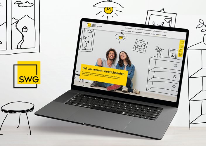 SWG neue Website Laptop zeigt Website der SWG mit drei jungen Menschen vor gezeichneter Wohnzimmereinrichtung, zentrale Botschaft: „Bei uns wohnt Friedrichshafen“.