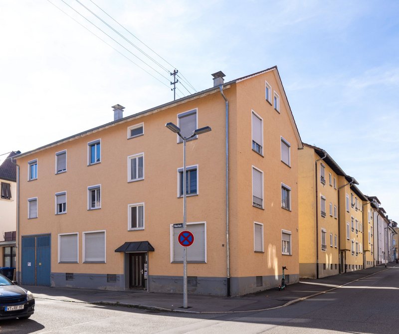 Wohviertel bei der SWG Mehrere mehrstöckige Wohngebäude in einem Wohnviertel, die Straßen sind ruhig und nur wenige geparkte Autos sind zu sehen.